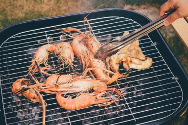 Izgara nehir karidesleri yakın.