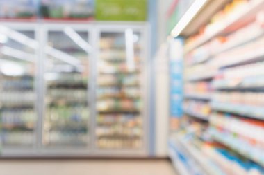 Soyut bulanık süpermarket market buzdolabı rafları taze süt şişeleri ve süt ürünleri.