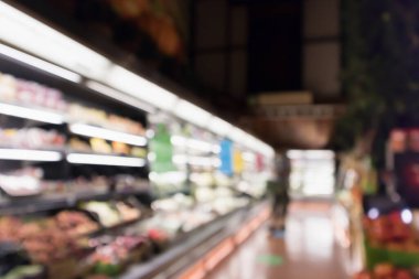 Soyut bulanık organik meyveler ve sebzeler süpermarketteki market raflarında Bokeh light arka planda çözülmüş.