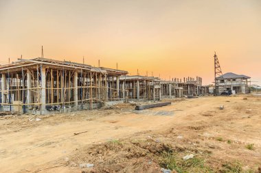 İnşaat alanındaki yeni ev inşaatı için çimento çerçeveleri, gayrimenkul geliştirme