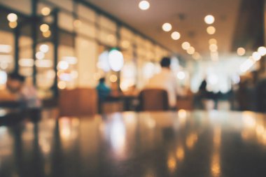 Restoran kafesi ya da kafenin içi soyut odaklanmış bulanık arka planı olan insanlarla dolu.