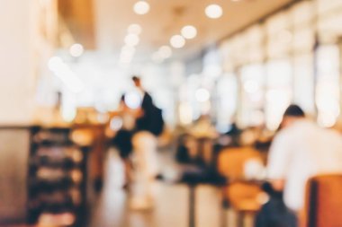 Restoran kafesi ya da kafenin içi soyut odaklanmış bulanık arka planı olan insanlarla dolu.