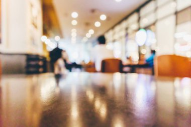 Restoran kafesi ya da kafenin içi soyut odaklanmış bulanık arka planı olan insanlarla dolu.