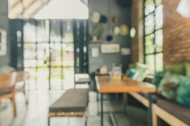 Restoran kafesi ya da kafenin içi soyut odaklanmış bulanık arka planı olan insanlarla dolu.