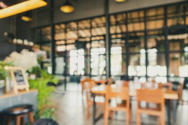 Restoran kafesi ya da kafenin içi soyut odaklanmış bulanık arka planı olan insanlarla dolu.