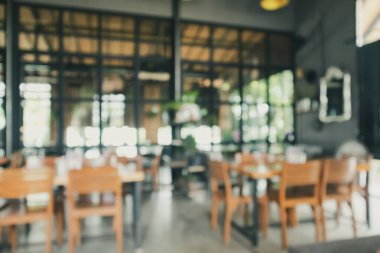 Restoran kafesi ya da kafenin içi soyut odaklanmış bulanık arka planı olan insanlarla dolu.