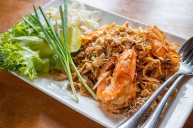 Pad Thai, kızarmış pirinç eriştesi taze su karidesi sebzeli, lahanalı ve limonlu.