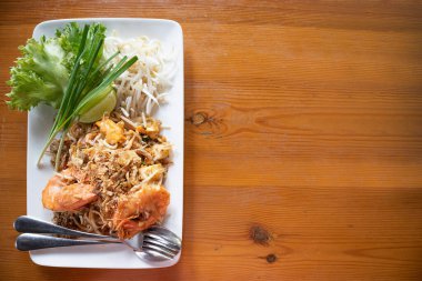 Pad Thai, kızarmış pirinç eriştesi taze su karidesi sebzeli, lahanalı ve limonlu.
