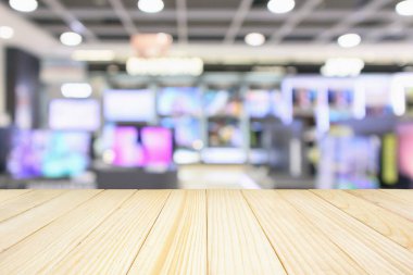 Ahşap masa üstü ve eletronik mağaza şovu TV TV ve Bokeh ışıklı ev aletleri bulanık arkaplan