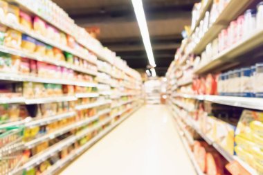 Raflardaki konserve yiyecek ve atıştırmalık ürünlerle dolu soyut bulanık süpermarket koridoru