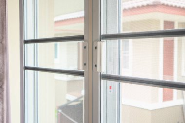 Evin penceresinde böceklere karşı sivrisinek ağı ekranı