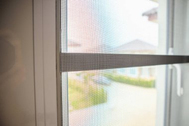 Evin penceresinde böceklere karşı sivrisinek ağı ekranı