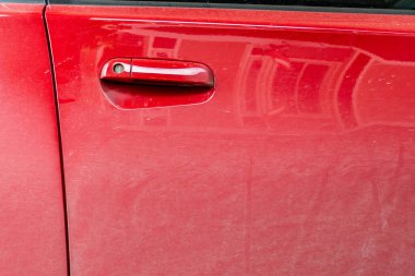 Kirli kırmızı araba.