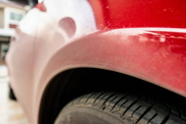 Kirli kırmızı araba.