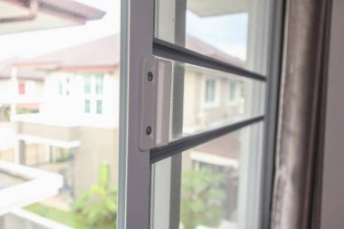 Evin penceresinde böceklere karşı sivrisinek ağı ekranı