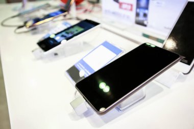 Telekomünikasyon elektronik mağazasının vitrininde yeni cep telefonu