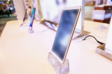 Telekomünikasyon elektronik mağazasının vitrininde yeni cep telefonu