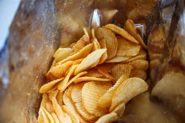 Patates cipsi açık büfede. Yakın çekim.