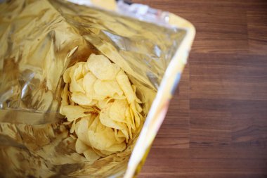Açık büfede patates cipsi. Masaya yakın.