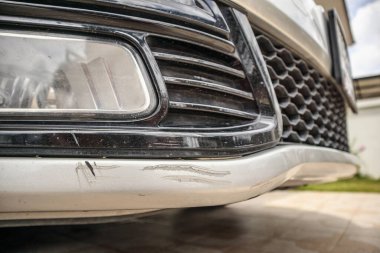 Araba tamponu boya hasarını çizmiş.