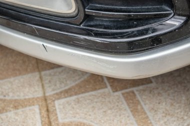 Araba tamponu boya hasarını çizmiş.