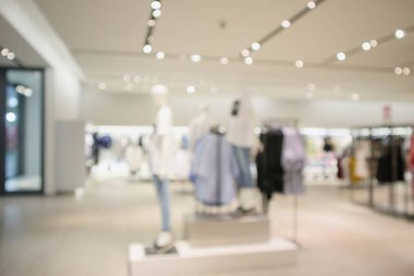 Alışveriş merkezinin bulanık arka planında moda butik giyim mağazası vitrini görüntüsü