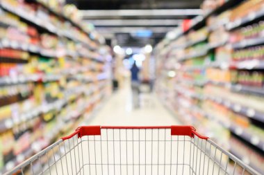 Boş alışveriş arabalarıyla dolu süpermarket rafları. Odaklanamayan iç görünüm bokeh ışık arka planı.