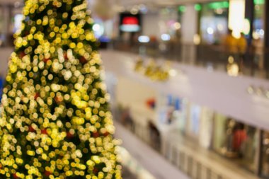 Soyut bulanık Bokeh Noel 'i, alışveriş merkezinin odakları kesilmiş.
