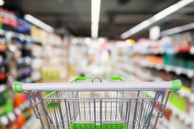 Marketin perakende satış konseptinde içi boş alışveriş arabası olan süpermarket koridoru.