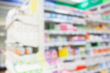 Eczane bulanıklığı, ilaç ve sağlık ürünleri raflarda duran soyut arka plan.
