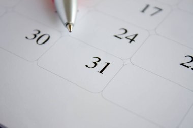 Tarihi işaretlemek için takvim ve kalem