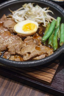 Yumurtalı ve sebzeli domuz eti Teppanyaki Japon mutfağı.