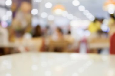 Bulanık kafeli masa üstü.