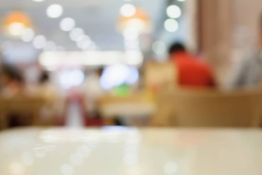 Bulanık kafeli masa üstü.