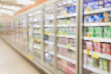 Buzdolaplarıyla dolu süpermarket koridoru bulanık