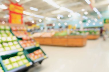 Marketin arka planındaki raflarda meyve ve sebzeler