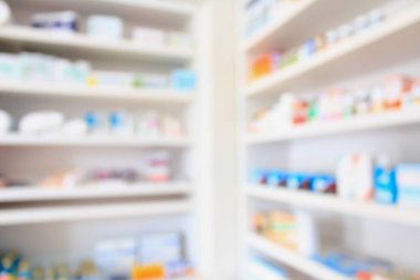 Eczanedeki ilaç dolu bulanık raflar.