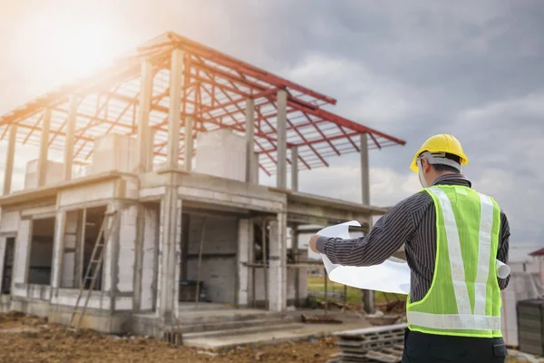 Ingeniero Profesional Arquitecto Trabajador Con Casco Protector Planos Papel Edificio — Foto de Stock