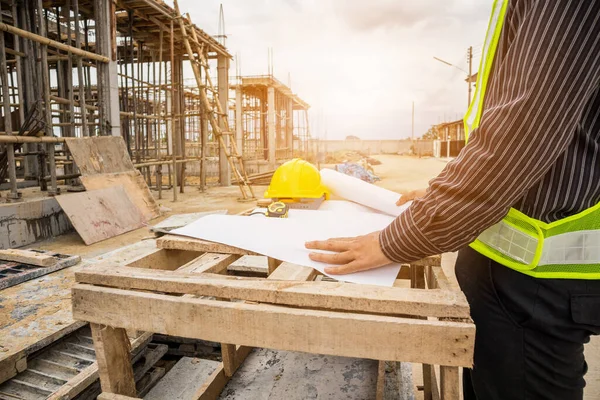 Joven Hombre Negocios Ingeniero Profesional Trabajador Sitio Construcción Del Edificio — Foto de Stock