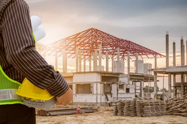 Asiático Hombre Negocios Ingeniero Construcción Trabajador Casco Protección Planos Papel — Foto de Stock