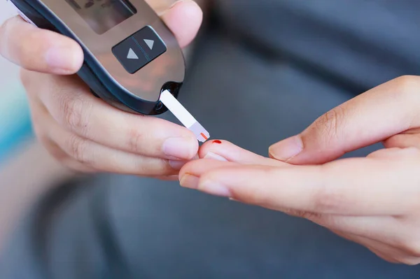 Examen Glucosa Sangre Para Diabetes Mujeres Embarazadas Con Glucosímetro —  Fotos de Stock