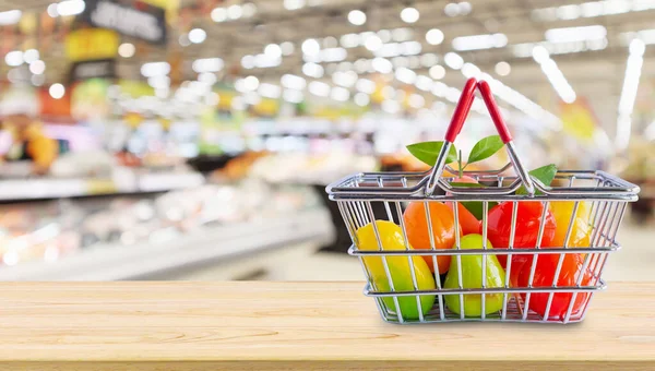 Nákupní Košík Ovocem Dřevěném Stole Přes Obchod Potravinami Supermarket Rozmazat — Stock fotografie