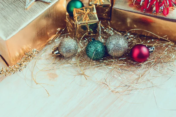 Goldene Geschenkschachtel Mit Weihnachtsschmuck Auf Holztisch Für Weihnachtlichen Hintergrund — Stockfoto