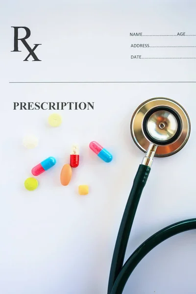 処方箋の薬と聴診器 — ストック写真