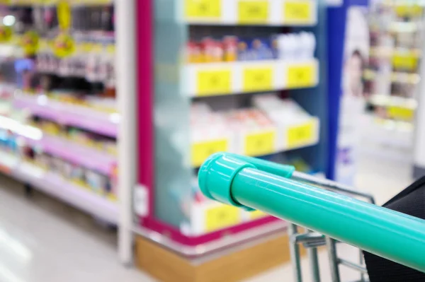 Warenkorb Mit Abstrakten Unschärfen Supermarkt Discounter Produktregale Interieur Defokussiert Hintergrund — Stockfoto