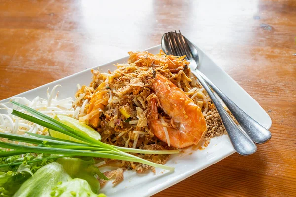 Pad Thai Nasi Goreng Dengan Udang Air Tawar Disajikan Dengan — Stok Foto