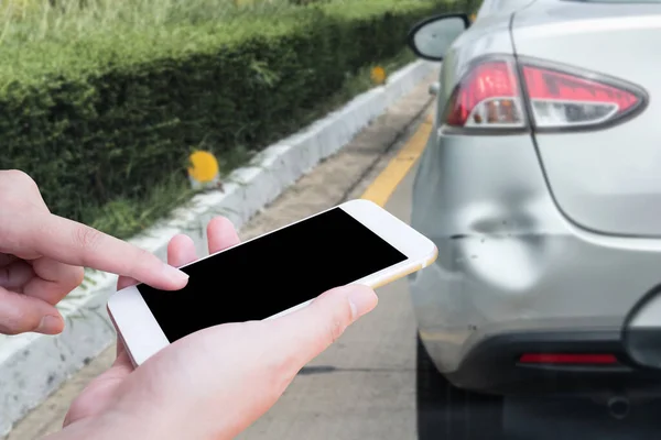 Ruka Pomocí Mobilního Telefonu Autonehodě Poškození Pro Pojištění — Stock fotografie