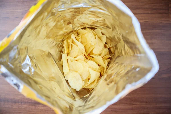 Kartoffelchips Geöffnetem Snackbeutel Aus Nächster Nähe Auf Dem Tischboden — Stockfoto