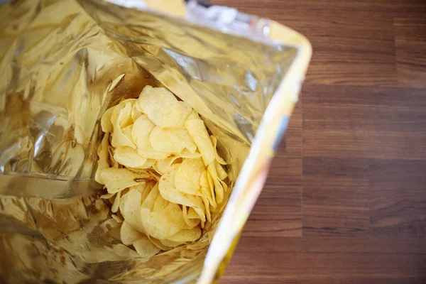 Kartoffelchips Geöffnetem Snackbeutel Aus Nächster Nähe Auf Dem Tischboden — Stockfoto