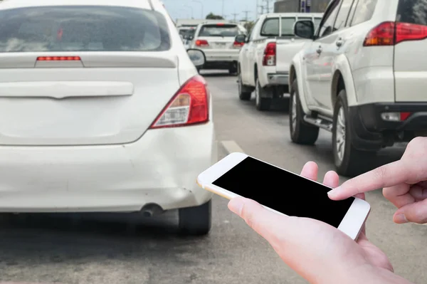 Mão Mulher Usando Telefone Inteligente Móvel Após Acidente Carro Danos — Fotografia de Stock